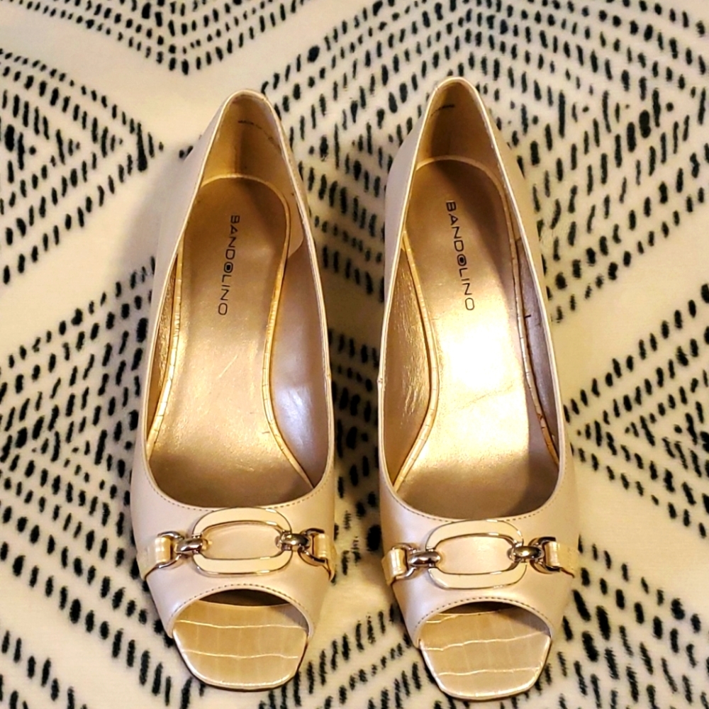Bandolino light creme colored wedges